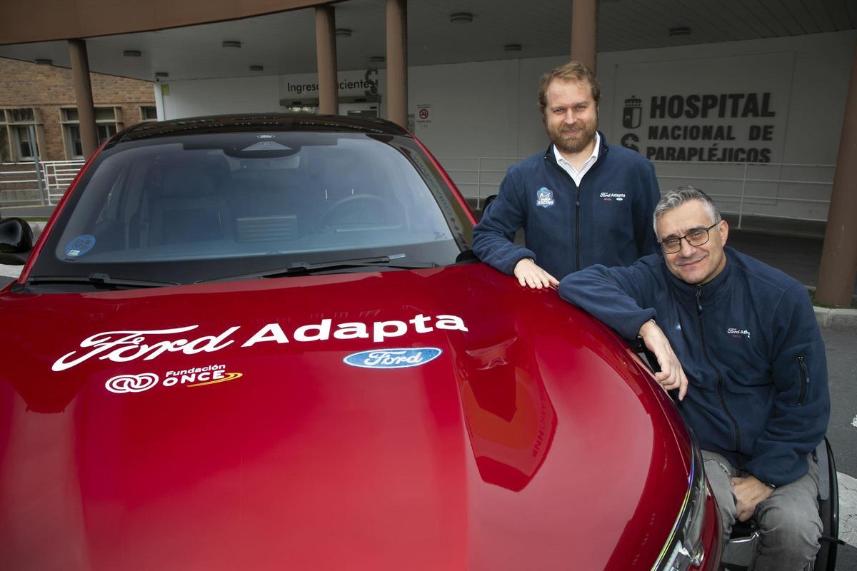 Iván Díaz y Francisco Gutiérrez, junto al Ford Mustang Mach-E adaptado