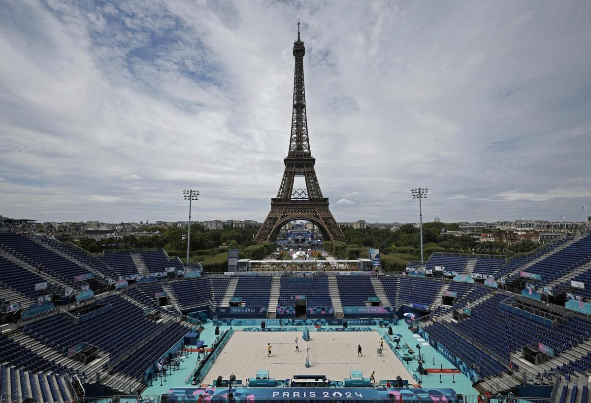 Vista general del estadio junto a la Torre Eiffel durante un entrenamiento de voley playa