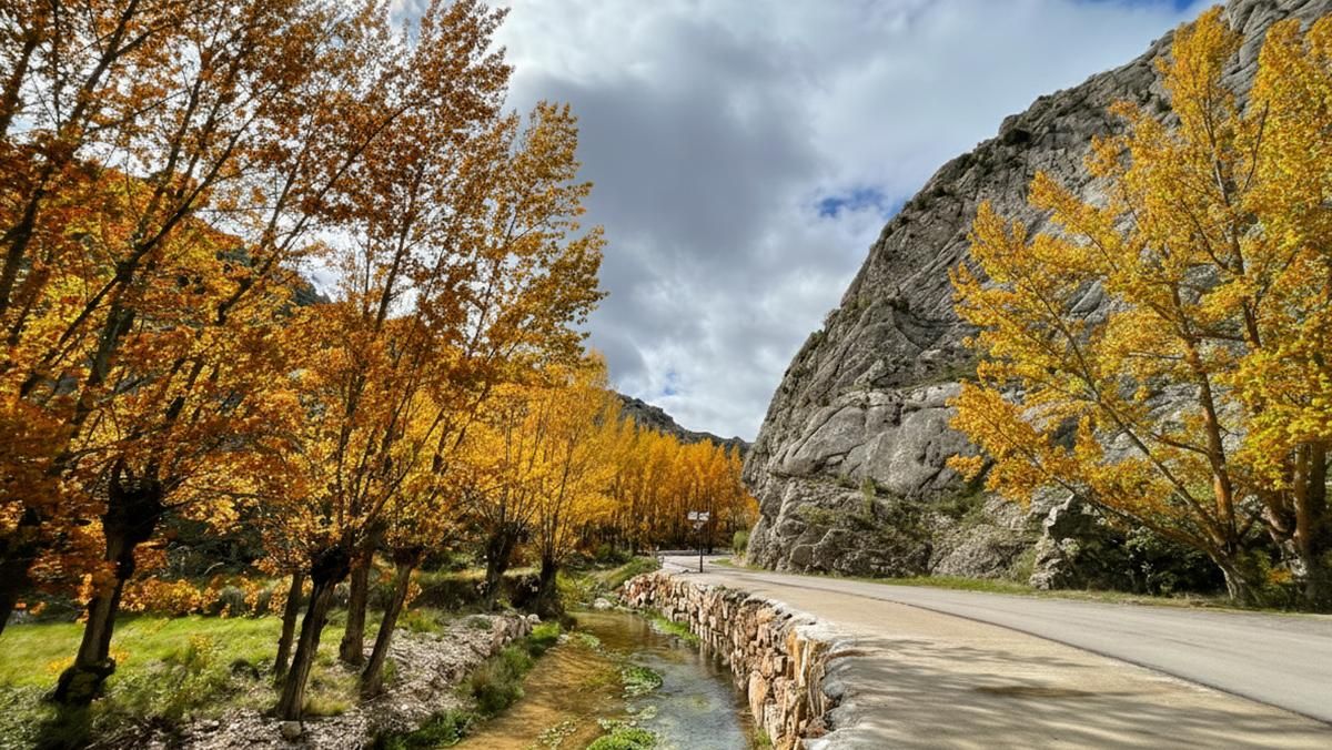 Camino fluvial en los alrededores de Aliaga, uno de los paseos a pie que permiten descubrir el paisaje del Maestrazgo.