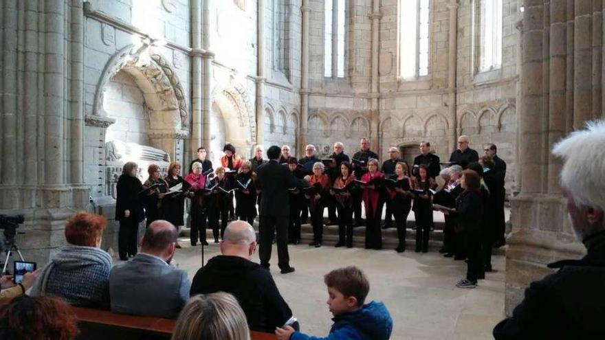 Un momento del acto de homenaje celebrado ayer en el Panteón de Galegos Ilustres. // AELG