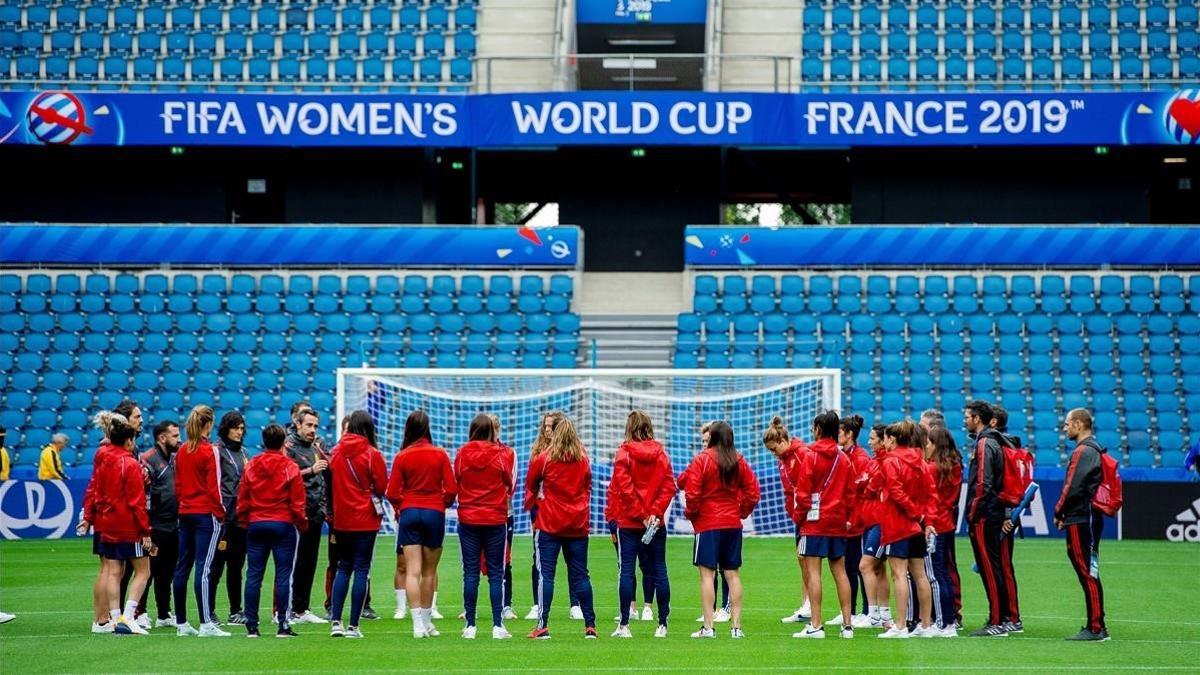 Jorge Vilda da instrucciones a sus jugadoras en el entrenamiento de este viernes en el Stade Océane de Le Havre.