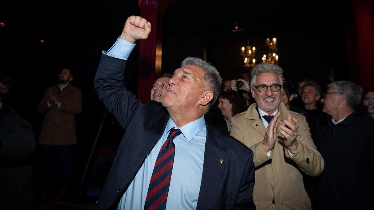 Laporta y sus catorce directivos posan ante los fotógrafos y las cámaras en la sede electoral