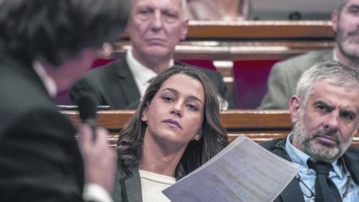 Carles Puigdemont (a la izquierda), durante una sesión de control en el Parlament, ante Inés Arrimadas y Carlos Carrizosa.