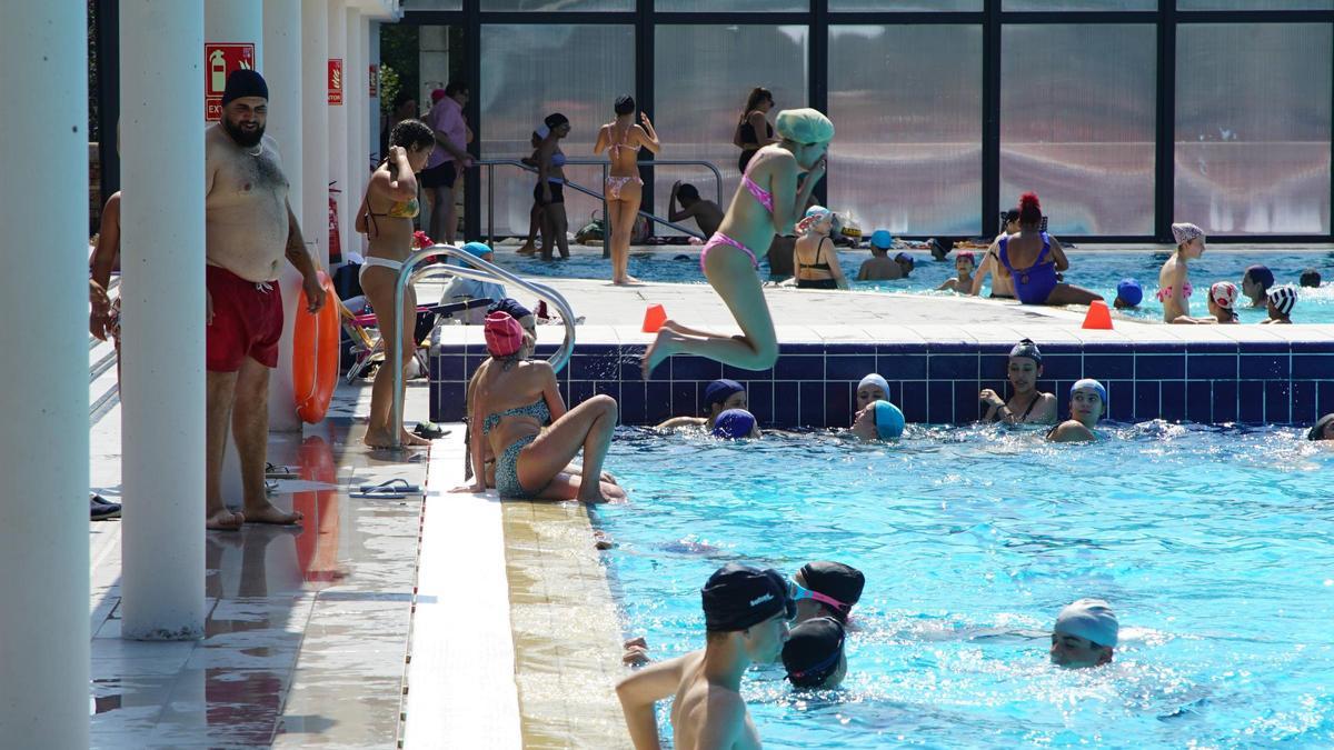Bañistas en las piscinas de Fontes do Sar, en Santiago, durante la última ola de calor