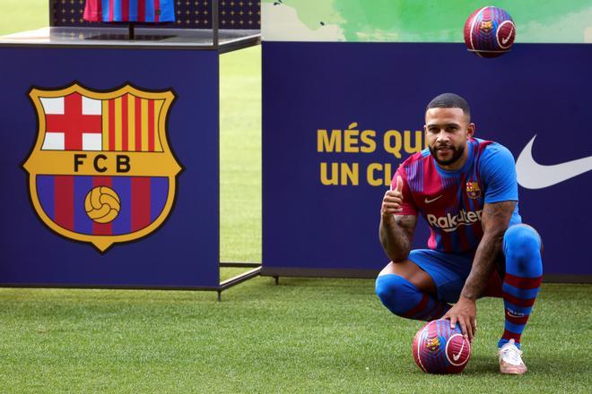 Las primeras imágenes de Memphis Depay con la camiseta del Barça