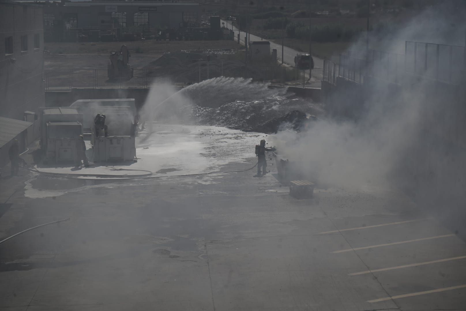 Totes les imatges de l'incendi a l'exterior d'una nau a Sant Fruitós de Bages