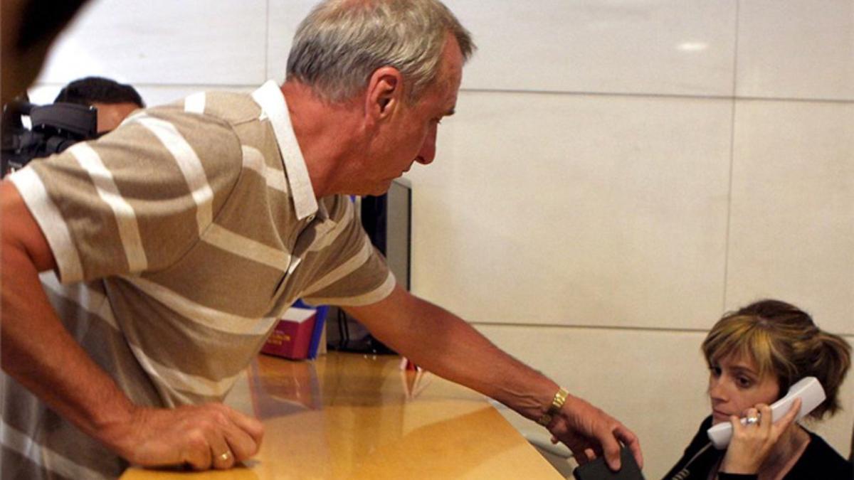 Cruyff devolvió la medalla el 2 de julio de 2010