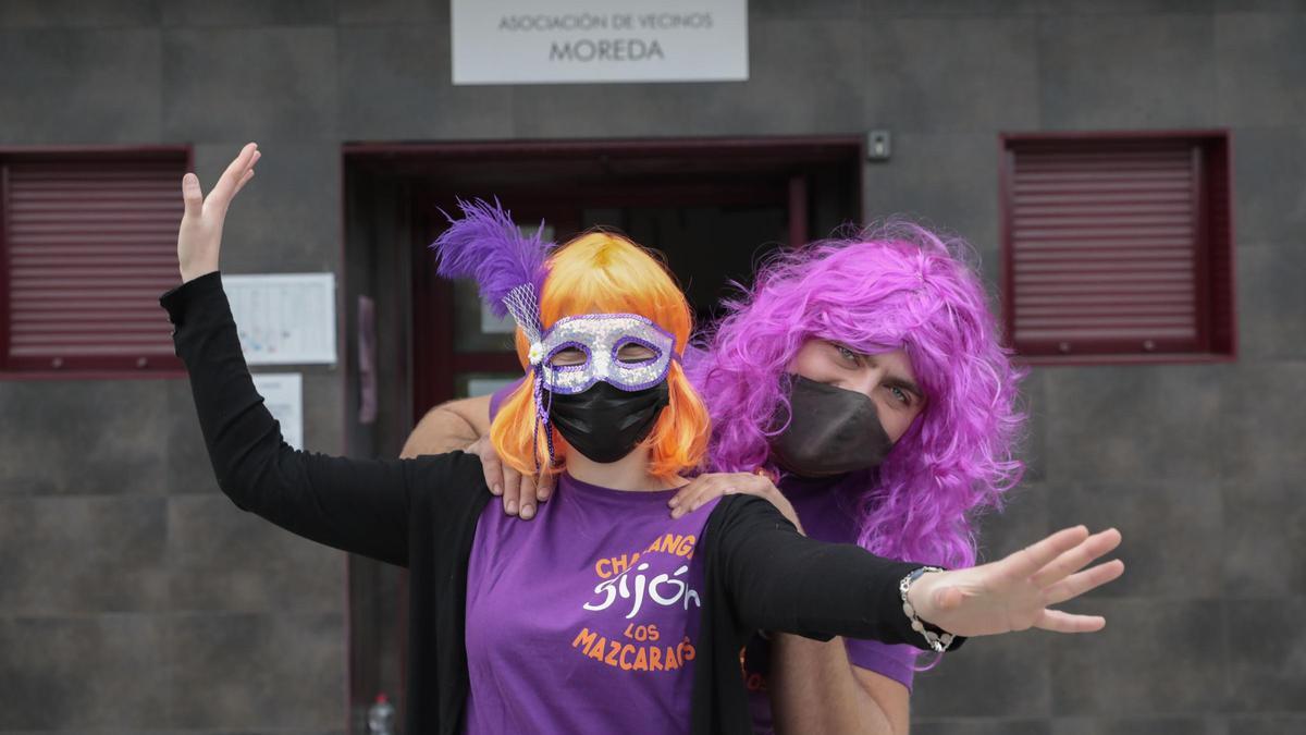 Cristina Pérez y Mario Pandiello, con sus pelucas coloridas, en la asociación vecinal de Moreda.