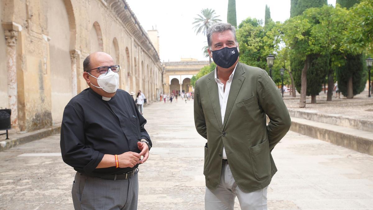 Manuel Torrejimeno y José Juan Jiménez, en el Patio de los Naranjos de la Mezquita-Catedral.