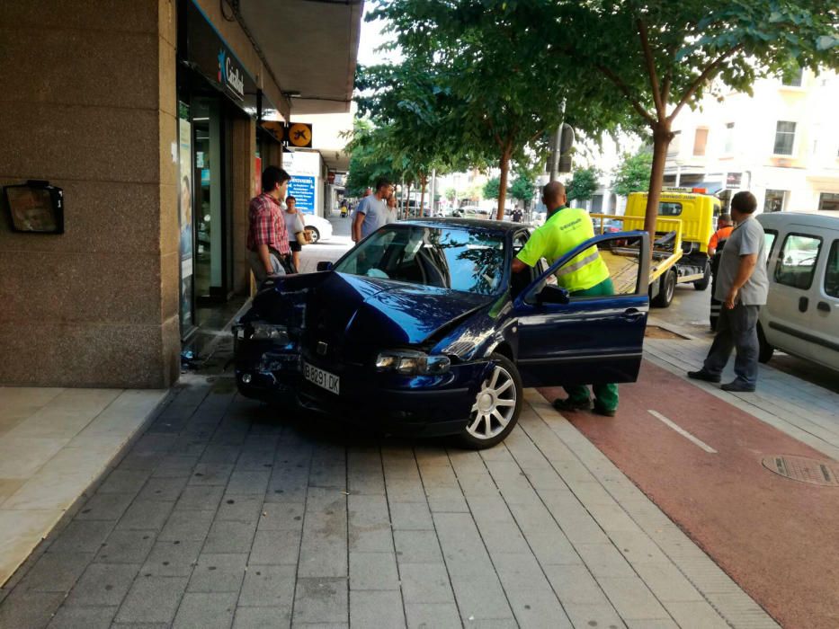 Un coche se empotra contra un banco tras sufrir un accidente en Palma