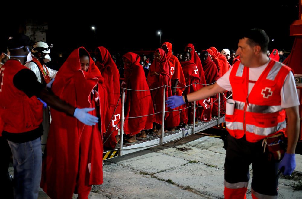 Inmigrantes rescatados en pateras llegan al puerto de Málaga.