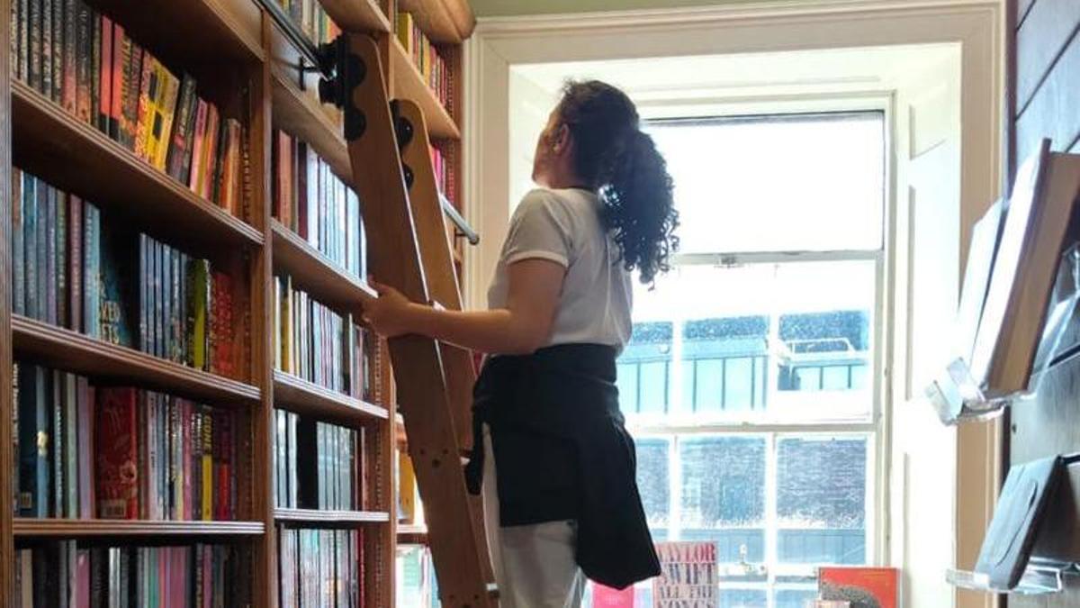 Mi hija también estaba fuera de la ciudad y del país, buscando lectura de más altura en otras librerías.