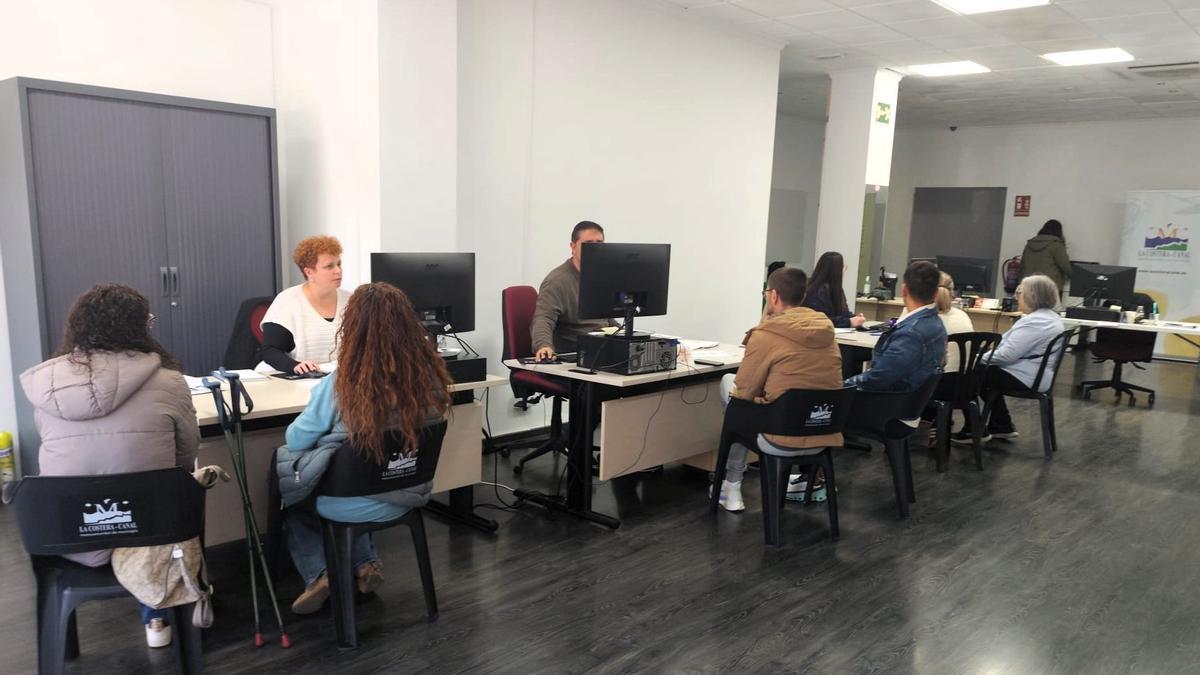 Atención ciudadana en la sede del Pacte Territorial Costera-Canal.