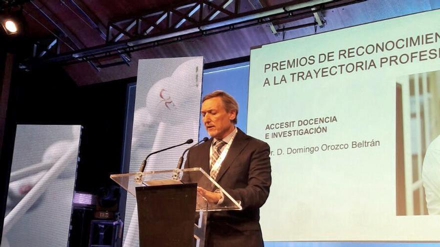 El médico alicantino Domingo Orozco, premiado por la Organización Médica Colegial