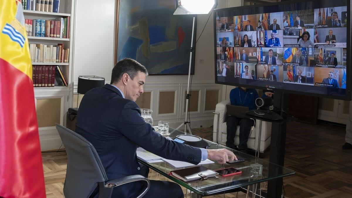 Pedro Sánchez, durante la videoconferencia con los presidentes autonómicos celebrada en marzo