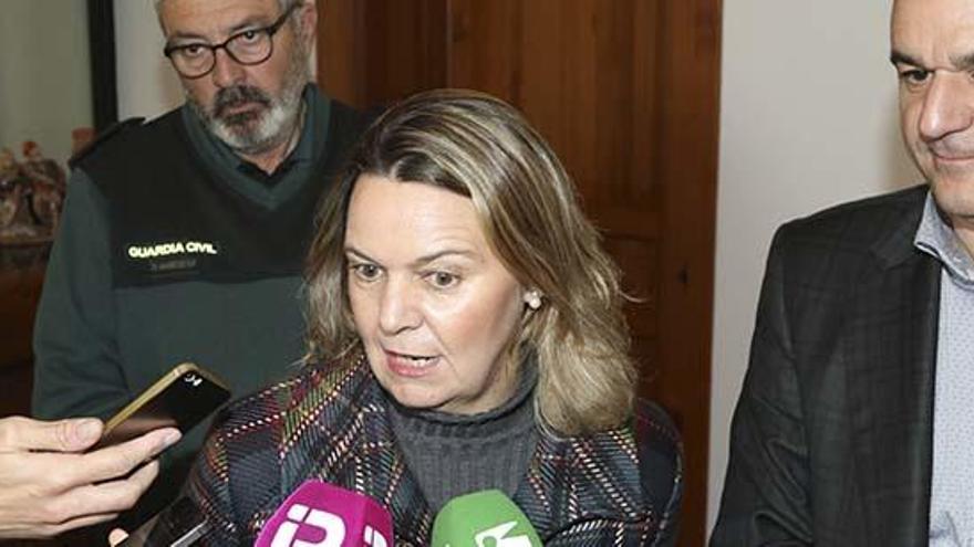 La delegada del Gobierno María Salom; el alcalde Vicent Marí y el coronel Jaume Barceló.