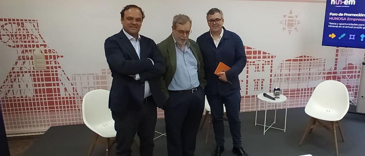 Por la izquierda, José Carlos Díez, Gregorio Rabanal y Javier García, ayer, en la sede de Hunosa Empresas, en Ujo.