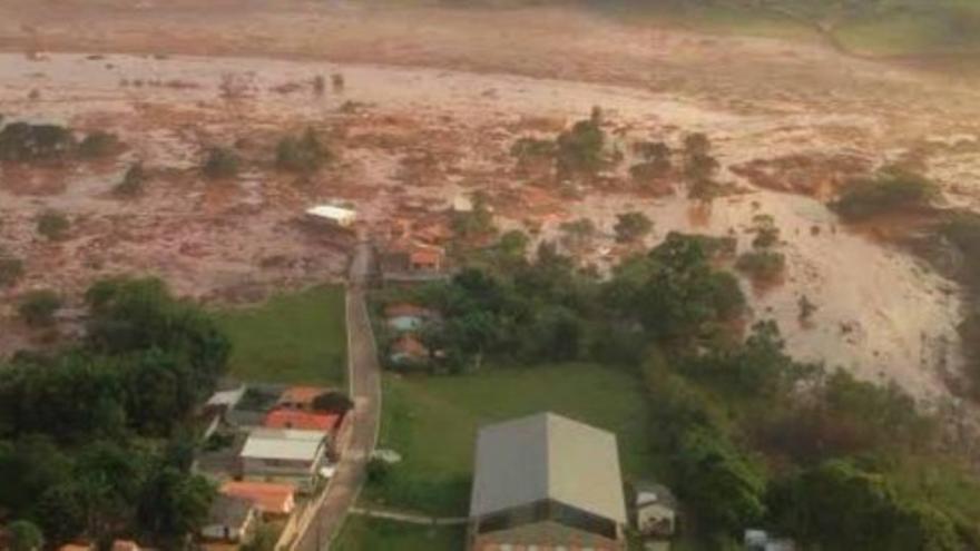 Al menos 17 muertos y decenas de desaparecidos tras la rotura de una presa en Brasil
