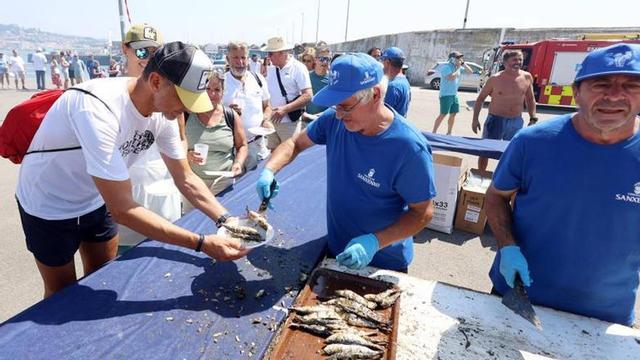 La sardiñada cerca de la lonja abre la programación festiva.