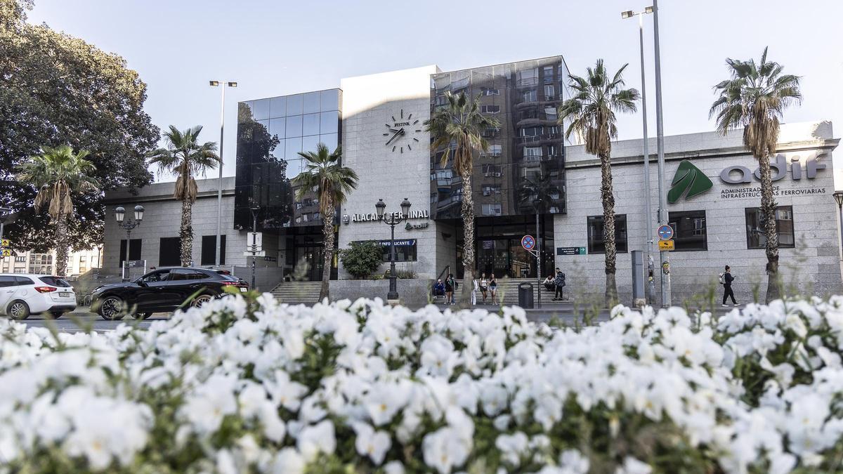 Actual fachada de la estación de Adif de Alicante.