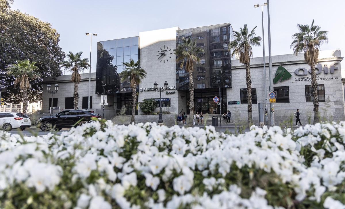Actual fachada de la estación de Adif de Alicante.