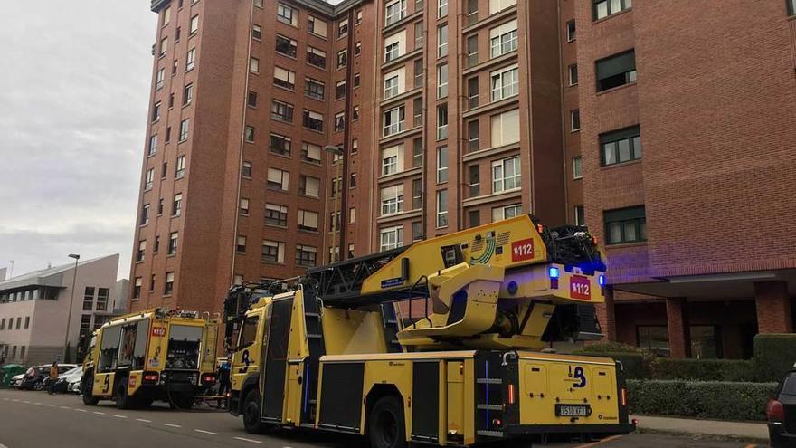 Camiones de bomberos, ayer, ante el número 14 de la calle Fuero.