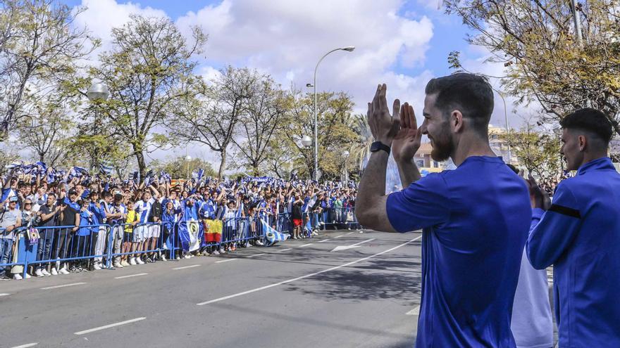 Cientos de hinchas reciben al Hércules en el Rico Pérez para un partido con 18.000 espectadores en la grada