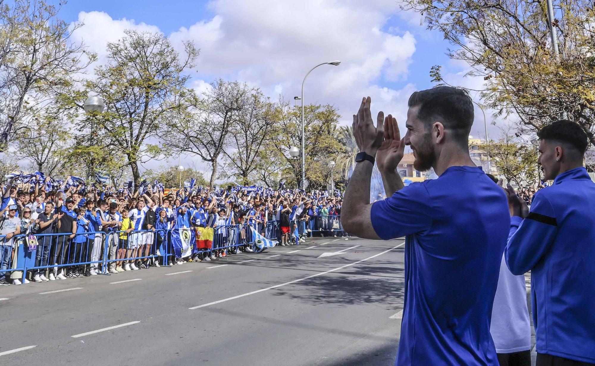 Cientos de hinchas reciben al Hércules en el Rico Pérez para un partido con 18.000 espectadores en la grada