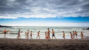 Beneficios y riesgos de correr en la playa: ¿es recomendable?