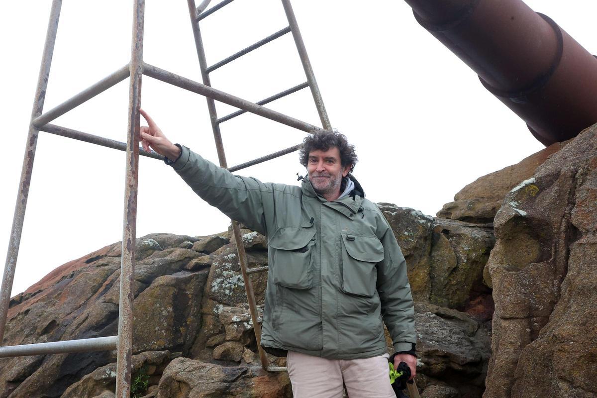 Chicher enseña el estado de la escalera de la silla de la obra.