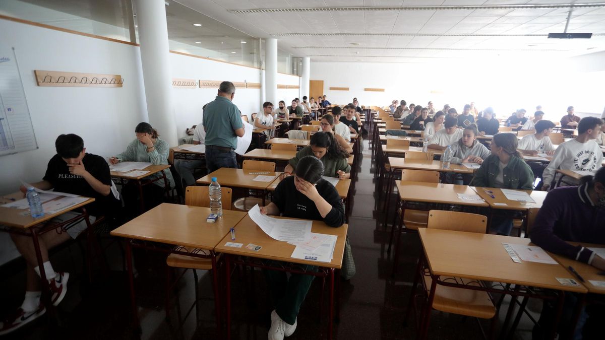 Alumnos de A Coruña realizan las pruebas de acceso a la Universidad.