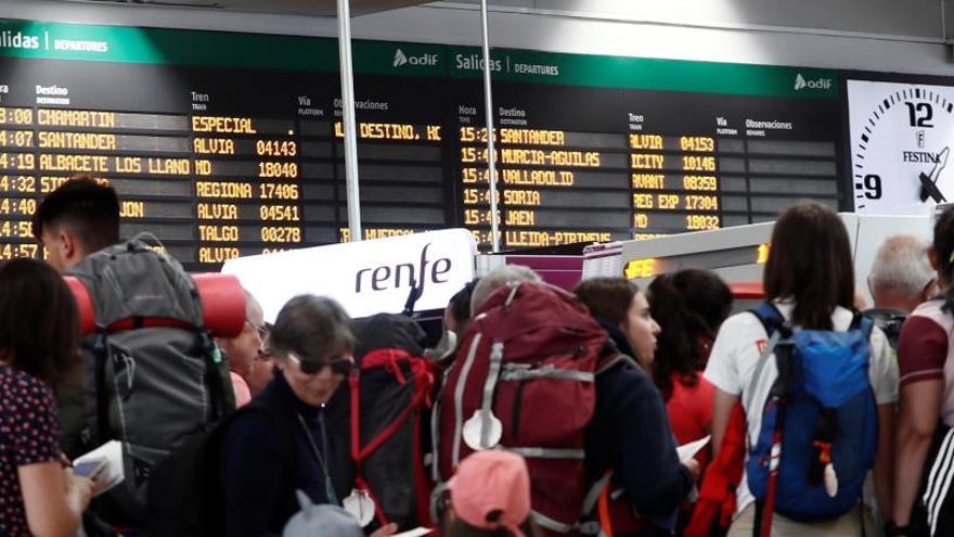 Pasajeros en la estación de Chamartín de Madrid.