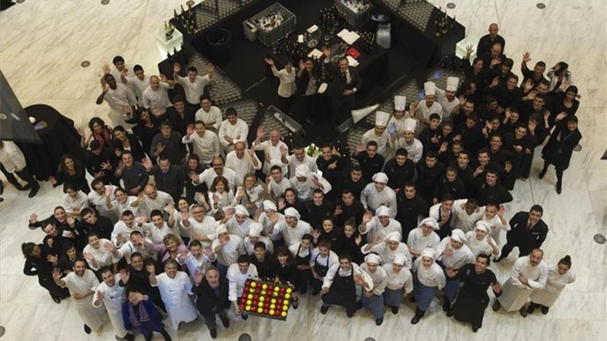 Cocineros y ayudantes saludan a la cámara. En primera fila, Ferran Adrià junto al pastel que le dedicaron sus colegas por su 51º aniversario