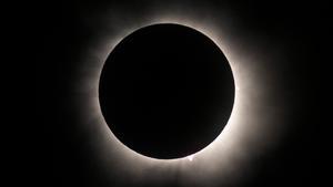 La luna cubre el sol durante el eclipse solar total, en Eagle Pass (Texas, EEUU), este lunes, día 8 de abril.