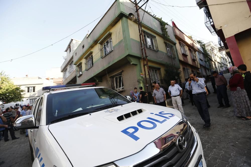 Al menos 50 personas han muerto en el atentado perpetrado durante una boda en la ciudad de Gaziantep, en el sureste de Turquía, según el último balance ofrecido por la oficina del gobernador local.