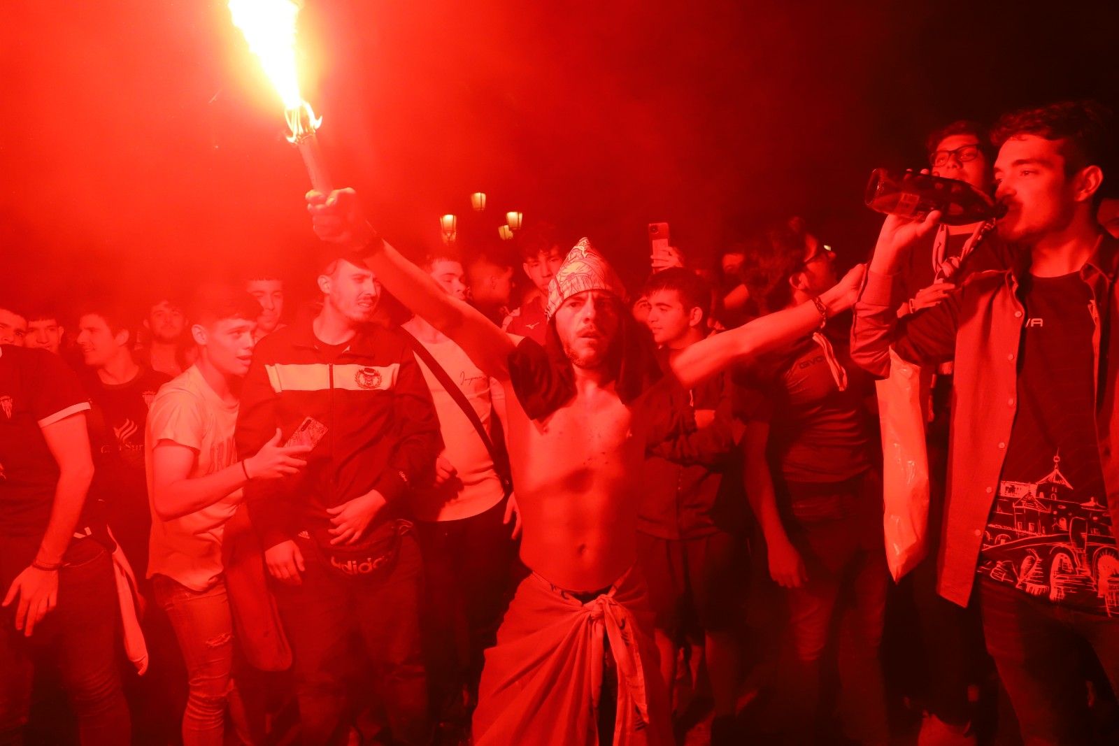 Los aficionados cordobesistas celebran el ascenso en Las Tendillas