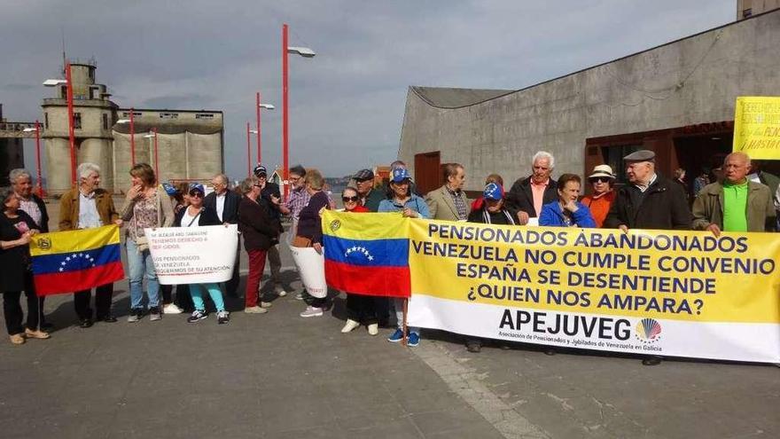 Pensionistas venezolanos en Galicia, ayer, en una protesta en Vigo.