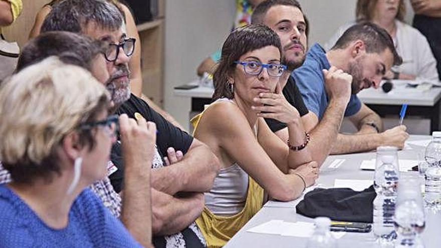 A la dreta, els consellers d&#039;En Comú i la CUP, al costat d&#039;alguns dels d&#039;ERC