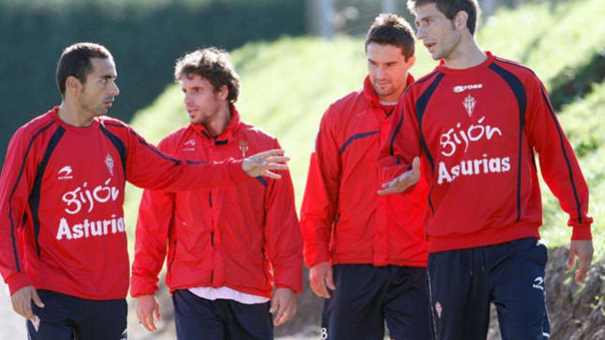 Diego Castro, a la izquierda, conversa con Eguren, en presencia de Rivera y Sangoy, ayer, en el entrenamiento.