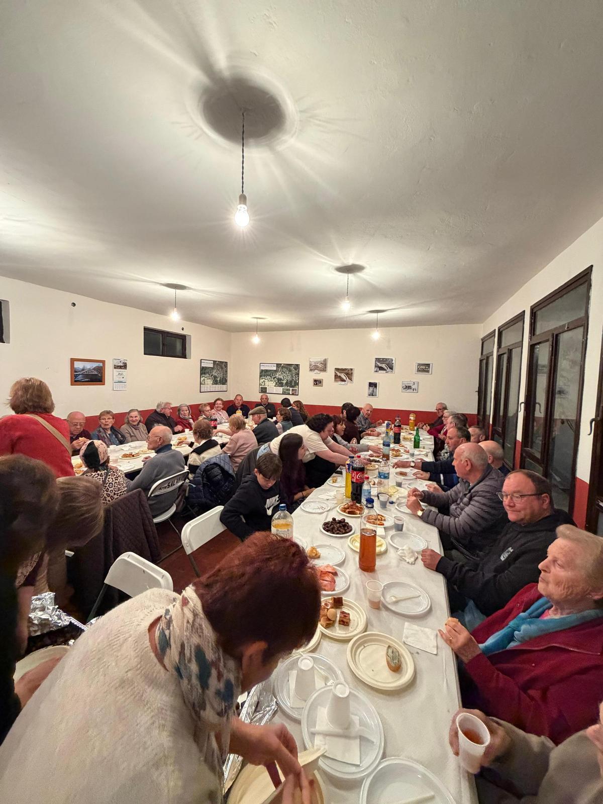 La comida vecinal y amagüesto en el centro social.