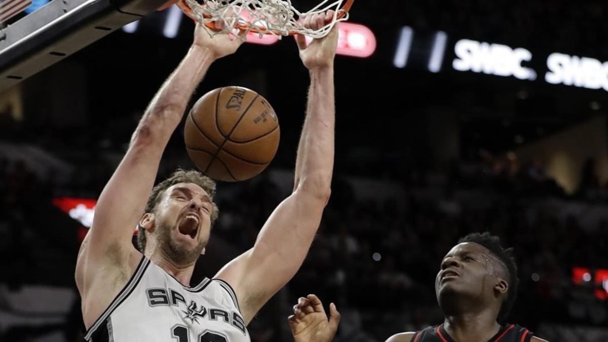 Pau Gasol realiza un mate