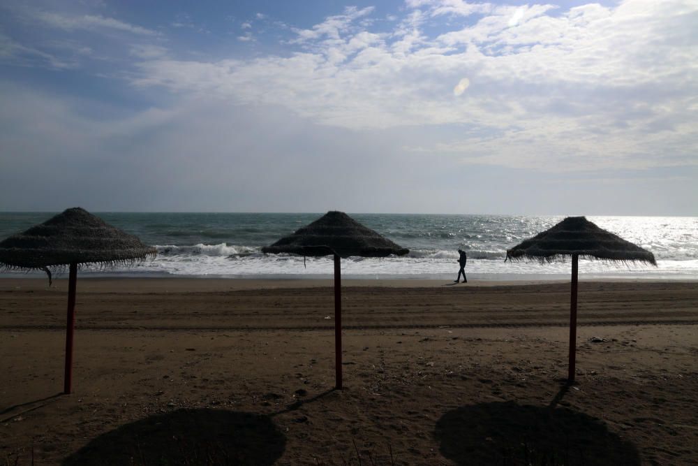 En las playas que hace apenas tres días acogían a numerosas personas tomando el sol e incluso bañándose, el temporal asociado a la borrasca las ha dejado desiertas.