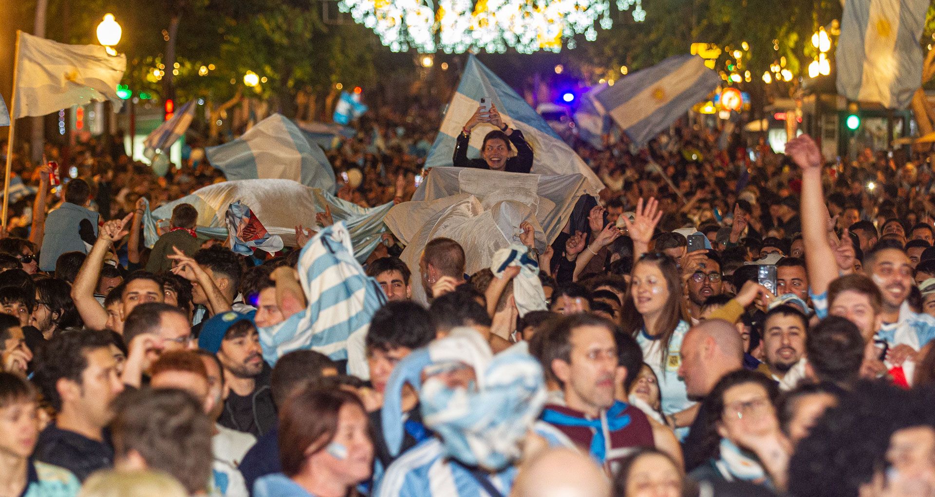 Aficionados argentinos celebran la victoria de su selección en las calles de Alicante