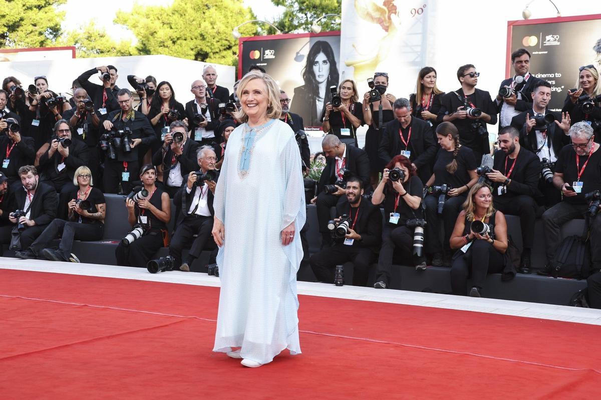 Hillary Clinton, en el Festival de Cine de Venecia 2022, con una túnica azul bebé