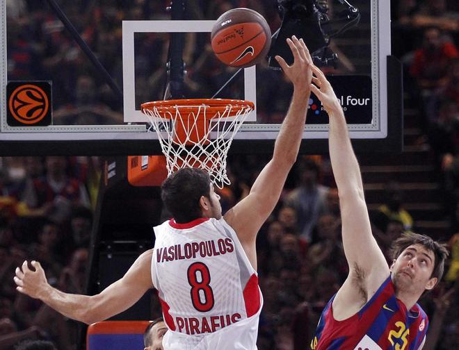 El jugador del Regal FC Barcelona Erazem Lorbek (d) encesta el balón ante Panos Vasilopoulos (i), del Olympiacos, el domingo 09 de mayo de 2010, durante el partido por la final de la Euroliga de baloncesto en Bercy, París (Francia).