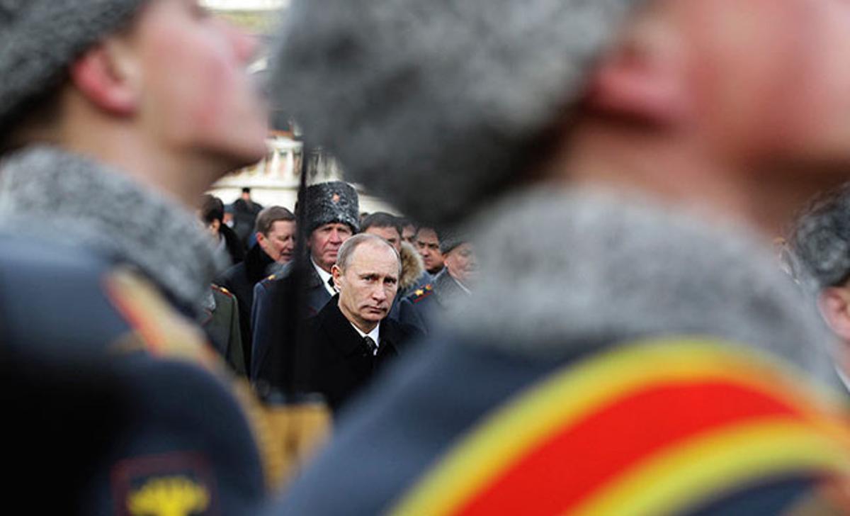 Vladímir Putin, en el transcurs de l’ofrena floral que es va fer a la tomba al soldat desconegut, als afores del Kremlin.