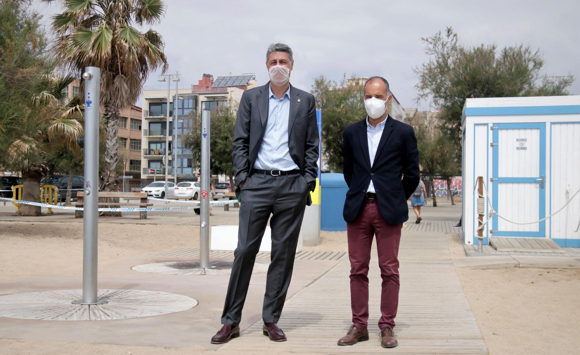 El alcalde de Badalona, Xavier Garcia Albiol, y el teniente de alcalde de Territorio y Sostenibilidad, Daniel Gràcia, en la playa de la estación de Badalona.