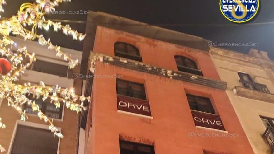 Desprendimiento de una cornisa en la Avenida de la Constitución.