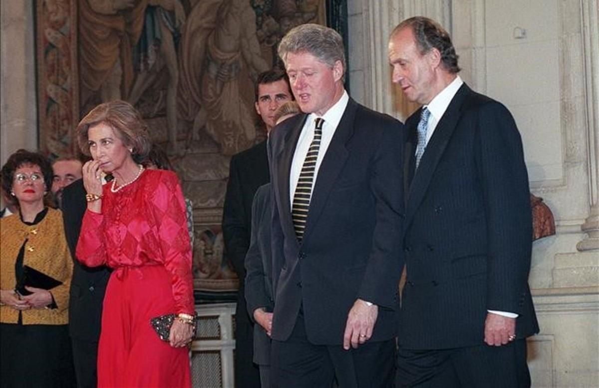 Los Reyes de España reciben al presidente Bill Clinton, que viajó a Madrid, en diciembre de 1995, con motivo de la celebración de una cumbre de la Unión Europea-EEUU.