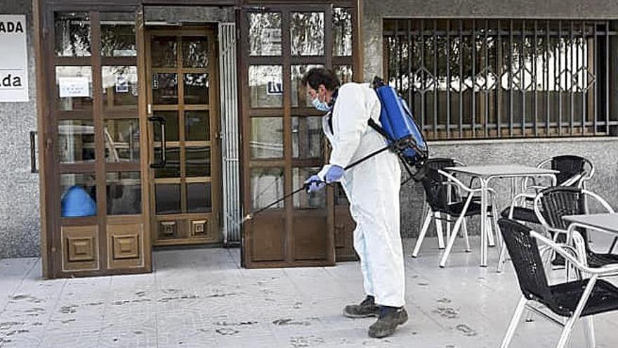 Desinfección de calles en Boborás. // Carlos Peteiro